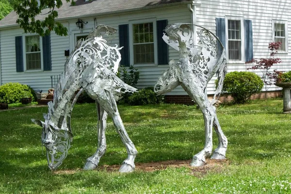 Eine Abstrakte Zweigeteilte Pferdeskulptur Aus Metall Hinterhof Von Cary North — Stockfoto