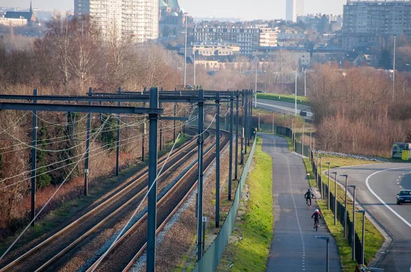 Een Hoge Hoek Opname Van Snelweg Tussen Trein Snelweg Brussel — Stockfoto