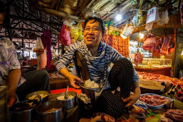 カンボジア北西部のリゾートタウン シェムリアップで食べ物を販売するカンボジアの女性 — ストック写真