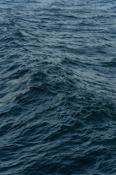 Ένα Κάθετο Κοντινό Πλάνο Μπλε Κύματα Που Αιχμαλωτίστηκαν Κοντά Στο — Φωτογραφία Αρχείου