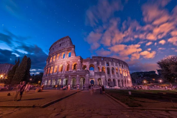 Natt Utsikt Över Colosseum Och Rosa Moln Ovanför Det — Stockfoto