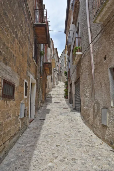 意大利Caiazzo一条狭窄街道的垂直截图 — 图库照片