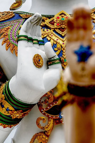 一个泰国佛像的手部细节的垂直照片 — 图库照片