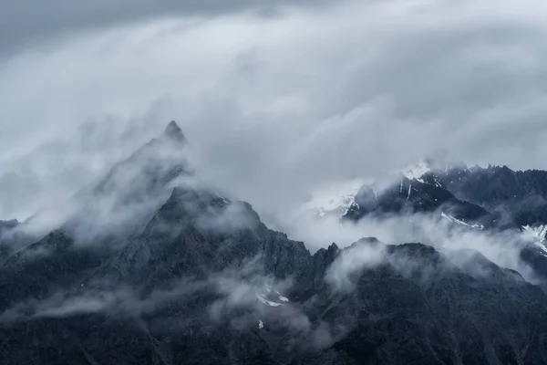 Ένα Μαγευτικό Τοπίο Από Ομιχλώδη Βουνά — Φωτογραφία Αρχείου