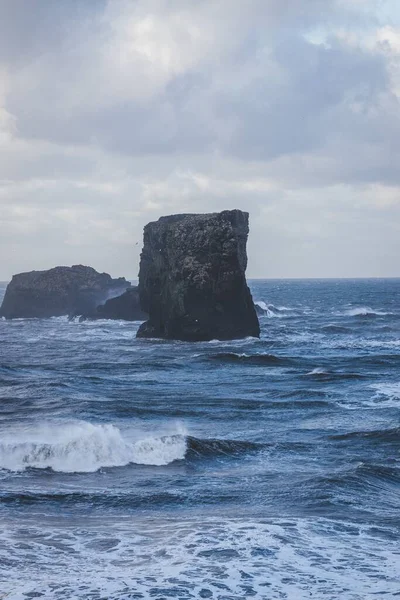 Μια Κάθετη Βολή Γιγάντιων Βράχων Στη Μέση Της Θάλασσας — Φωτογραφία Αρχείου