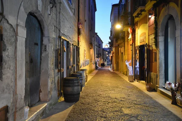 Una Calle Estrecha Por Noche Caiazzo Pueblo Medieval Cerca Nápoles — Foto de Stock