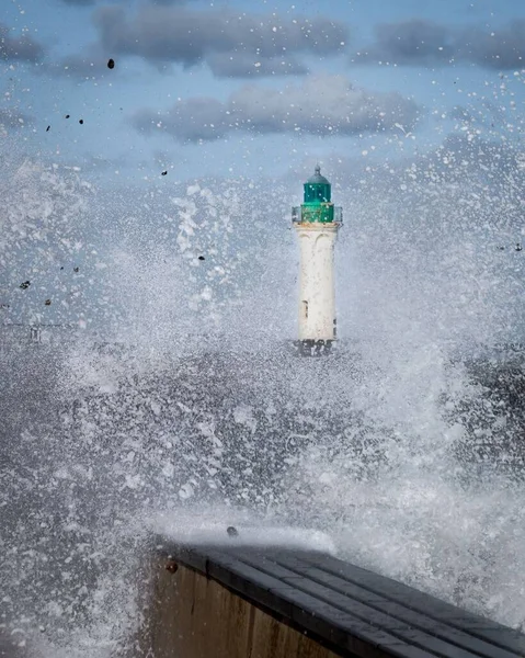 Bir Deniz Fenerinin Arka Planıyla Suya Çarpma Görüntüsü — Stok fotoğraf