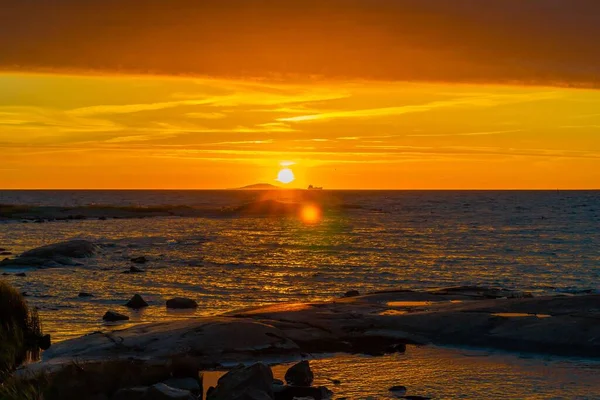 Ein Atemberaubender Blick Auf Die Meereswellen Beim Orangen Sonnenuntergang — Stockfoto