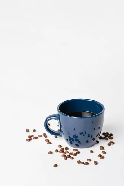 Egy Függőleges Lövés Egy Csésze Fekete Kávé Fehér Háttér Kávébab — Stock Fotó