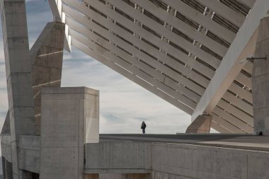 Barcelona 'daki Port del Forum' da mavi gökyüzü arka planına sahip bir kişi.