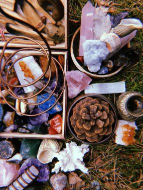 Meditasyon için dikey kristal taşlar, palo santo ve leke çubukları.