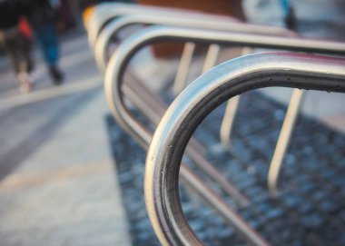 Gümüş bisiklet rafındaki damlacıkların seçici odak noktası