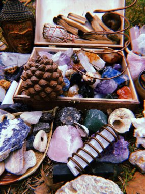 Meditasyon için dikey kristal taşlar, palo santo ve leke çubukları.
