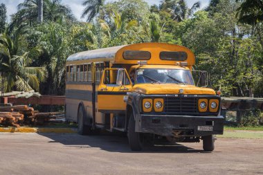 Eski bir otobüs hala çalışıyor.
