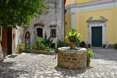 İtalya, Caiazzo 'da küçük bir kasaba meydanının güzel bir manzarası.