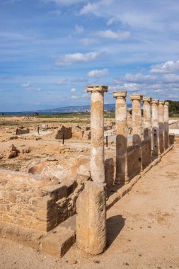 Kıbrıs 'taki Paphos Arkeoloji Parkı' ndaki sütunların dikey çekimi