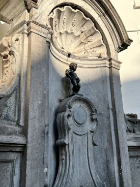 Brüksel, Belçika 'da Manneken Pis bronz çeşmesinin dikey çekimi