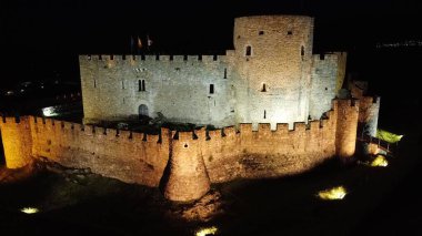 İspanya 'daki Adrada Kalesi' nin gece çekilmiş bir fotoğrafı.