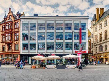 Halle an der Saale, Saxony-Anhalt, Almanya 'daki pazar meydanındaki güzel modern mağazalar.