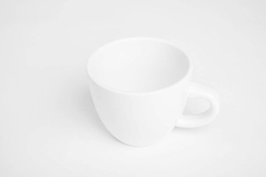 Beyaz arkaplanda beyaz boş bir bardak