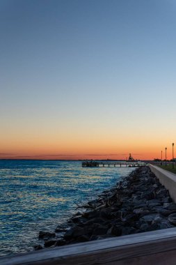 Limandaki güzel bir günbatımının dikey görüntüsü.