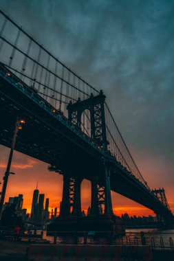 Manhattan Köprüsü 'nün altın saatindeki dramatik manzarası, ABD
