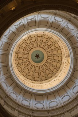 Teksas Eyalet Kongre Binası 'nın tavanının dikey görüntüsü.
