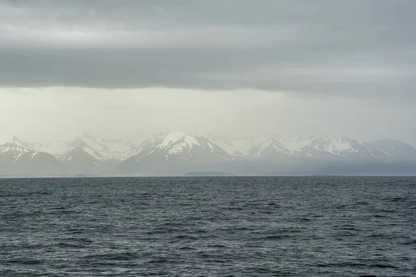 Ett Landskap Snötäckta Berg Från Havet Nordisland — Stockfoto