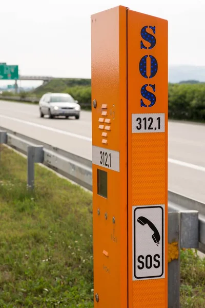 道路の近くに緊急呼び出しのためのSosサインの垂直ショット — ストック写真