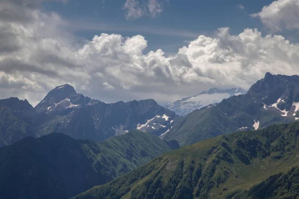 Uma Vista Panorâmica Montanhas Nevadas Contra Uma Colina Verde Dia — Fotografia de Stock