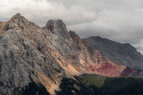 Masywne Góry Pokryte Warstwami Chmur — Zdjęcie stockowe