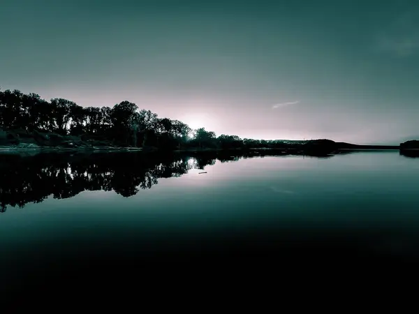 Спокійні Пейзажі Дерев Відображаються Озері Під Час Заходу Сонця — стокове фото