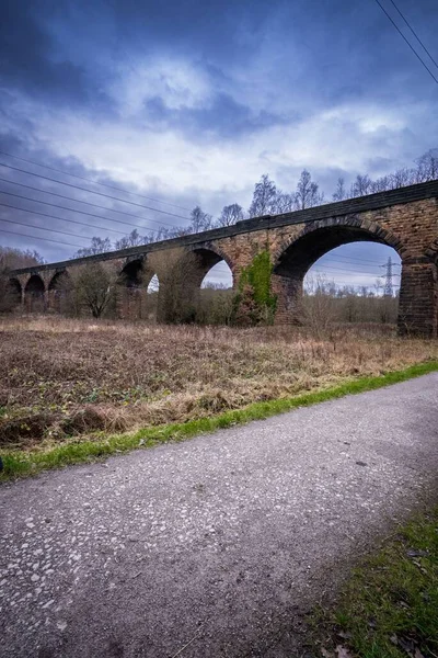 Eski Terk Edilmiş Kemerli Bir Taş Köprünün Dikey Görüntüsü — Stok fotoğraf