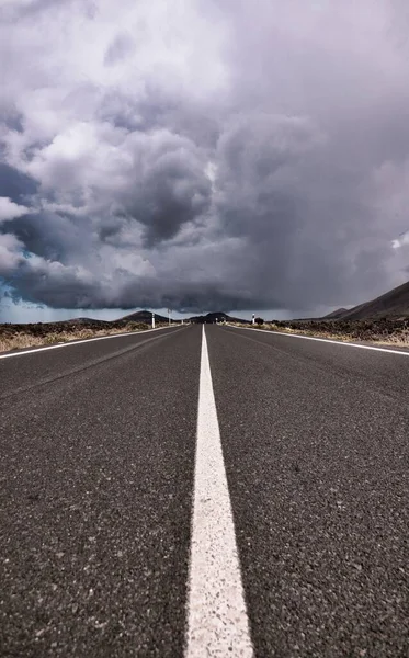 Függőleges Alacsony Szögű Felvétel Egy Autópályáról Ijesztő Felhős Égboltra Néző — Stock Fotó
