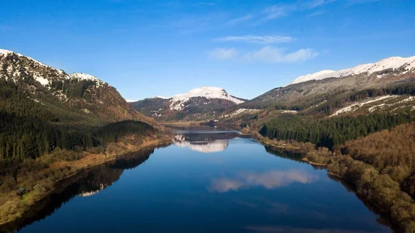 Μια Όμορφη Θέα Του Loch Lomond Παγωμένα Βουνά Στη Σκωτία — Φωτογραφία Αρχείου