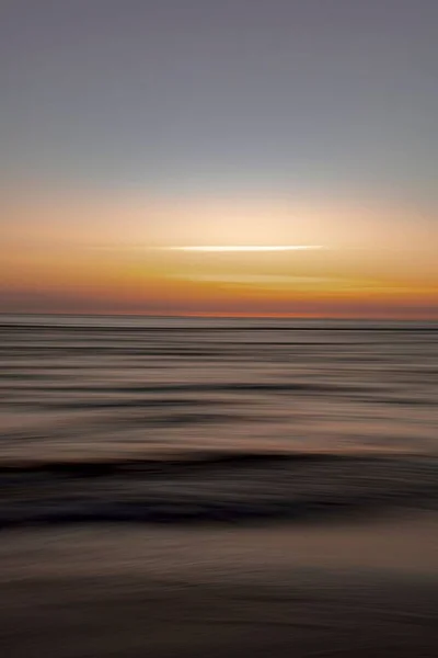 Een Lange Blootstelling Aan Zeegolven Bij Zonsondergang — Stockfoto