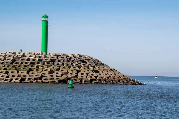 Güneşli Bir Günde Ostend Limanında Yeşil Bir Şamandıra Deniz Feneri — Stok fotoğraf