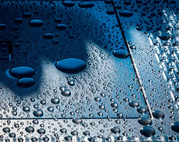 Stora Till Små Pärlor Vatten Strukturerad Metallyta Blekning Från Ljusblå — Stockfoto