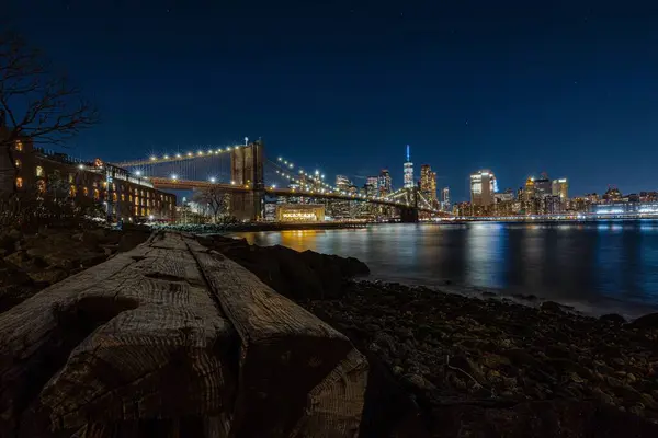 夜のライトアップされた街の風景 — ストック写真