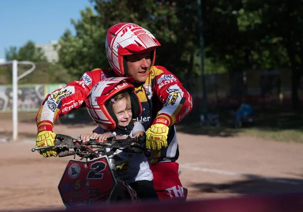 Uomo Con Bambino Sulla Sua Moto Durante Evento Motoristico — Foto Stock