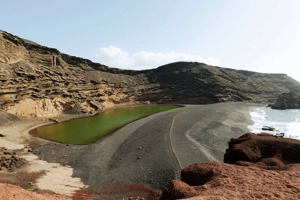 Krater Wulkaniczny Zieloną Laguną Niedaleko Golfo Lanzarote Hiszpania — Zdjęcie stockowe