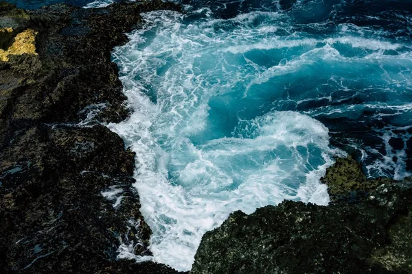 Een Drone Shot Van Blauwe Schuimende Zee Golven Stromende Crashen — Stockfoto