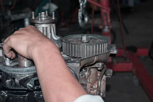 Close Das Mãos Mecânico Automóveis Reparar Problemas Carro Com Ferramentas — Fotografia de Stock