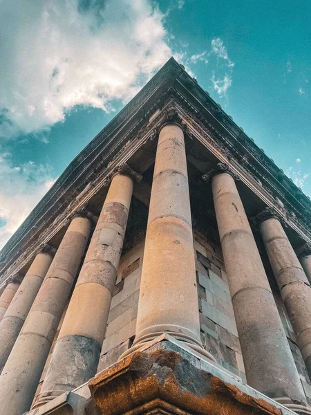 Вертикальный Снимок Колонн Древнегреческого Храма Облачным Небом Наверху — стоковое фото