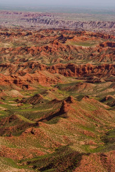 Вертикальный Снимок Скалистой Пустыни Зеленой Поверхностью Голубым Горизонтом Неба — стоковое фото