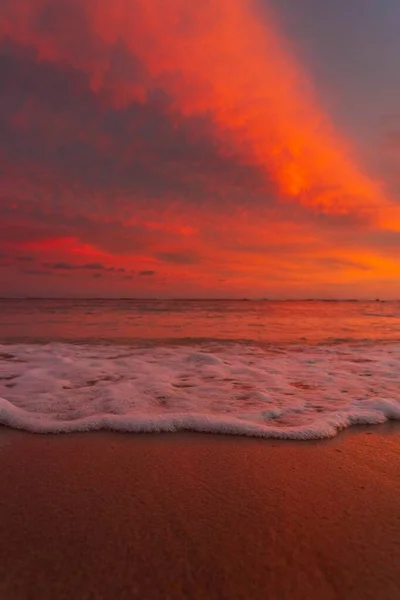 Vertikální Pohled Oceánské Vlny Narážející Písečnou Pláž Při Západu Slunce — Stock fotografie