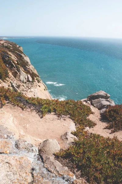 Een Verticaal Schot Van Een Klif Top Naar Rotsachtige Kliffen — Stockfoto
