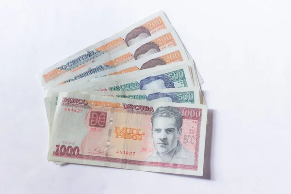 Uma Vista Superior Dinheiro Pesos Cubanos Isolados Uma Superfície Branca — Fotografia de Stock