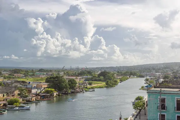 キューバのマタンザスの住宅街に囲まれたサンファン川の美しい景色 — ストック写真