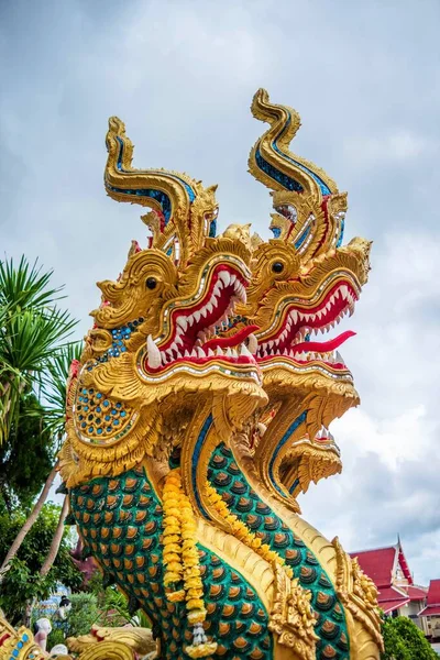 Μια Κάθετη Λήψη Του Ταϊλάνδης Golden Δράκους Ένα Skyscape Στο — Φωτογραφία Αρχείου